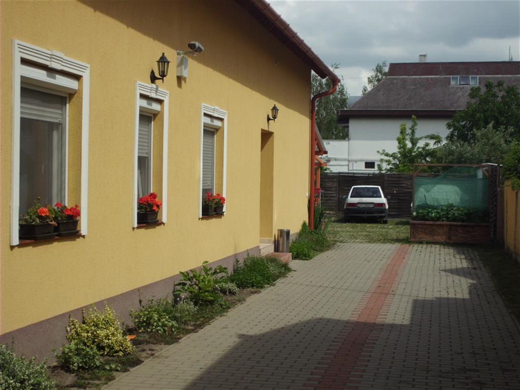 Andrea Apartman Hajduszoboszlo Bagian luar foto