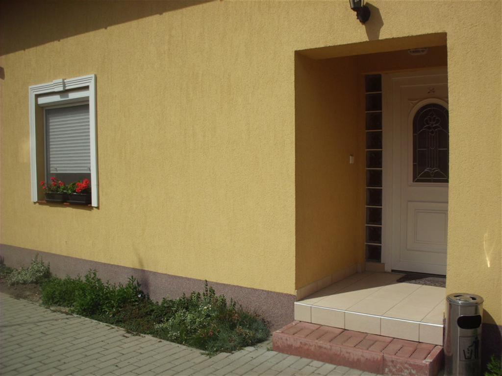 Andrea Apartman Hajduszoboszlo Bagian luar foto