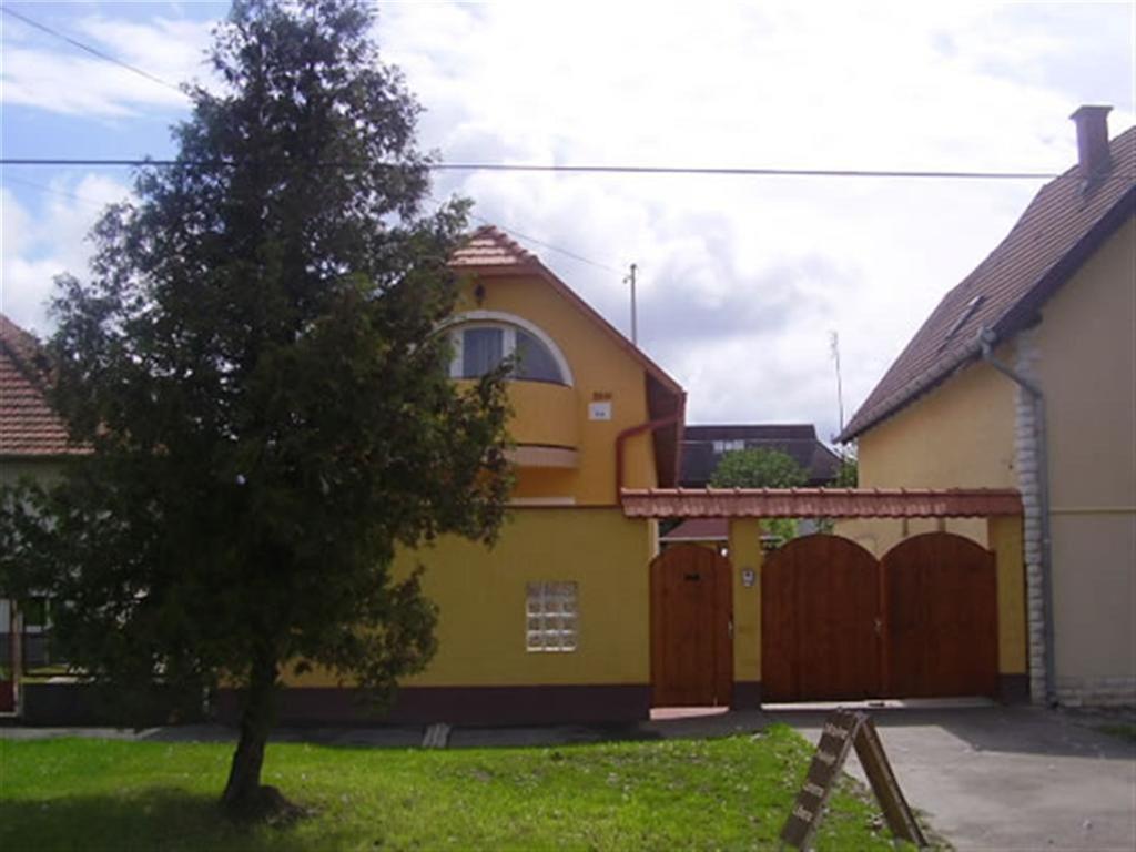Andrea Apartman Hajduszoboszlo Bagian luar foto